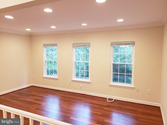 Building Photo - 5771 Heritage Hill Dr
