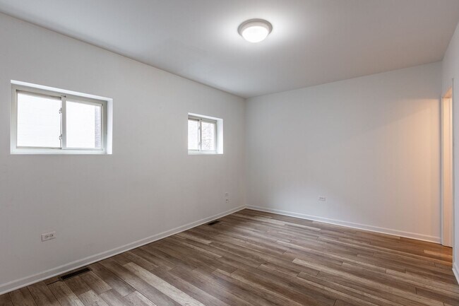 Building Photo - Spacious 3 Bed 2 Bath Duplex Up, In unit W/D in Humboldt Park!