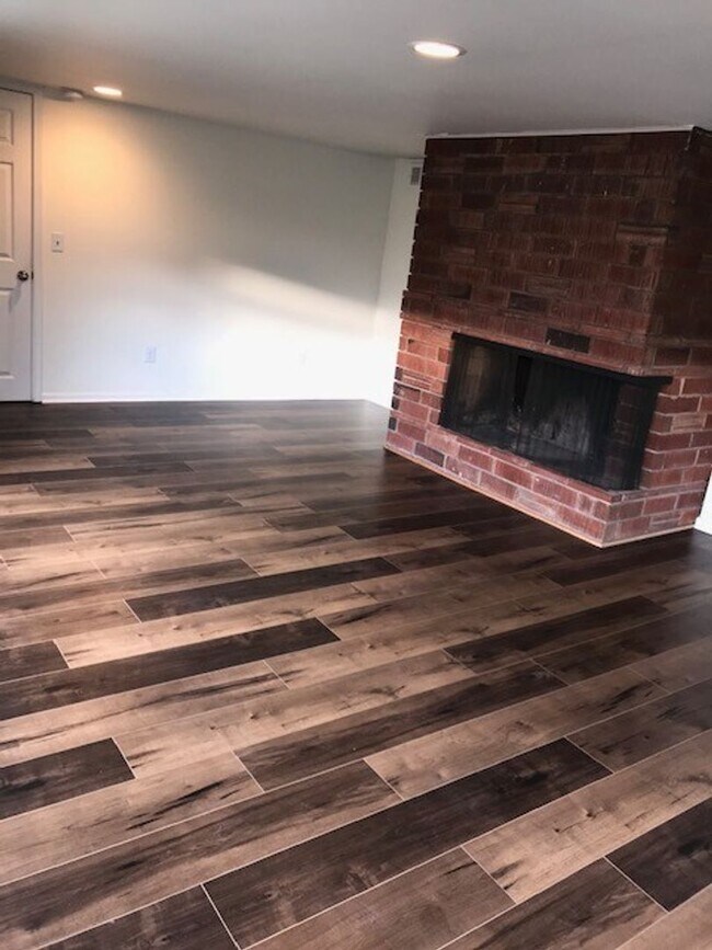 Building Photo - Pre-leasing-Beautiful Bryant Large Remodel...