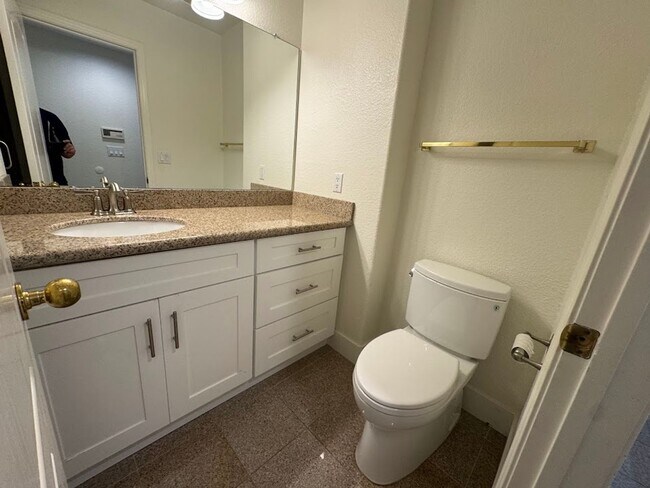 Building Photo - BEAUTIFUL 3 BEDROOM 3 BATHROOM HOME IN GAI...