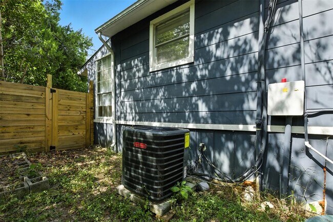 Building Photo - 3303 Dalton St