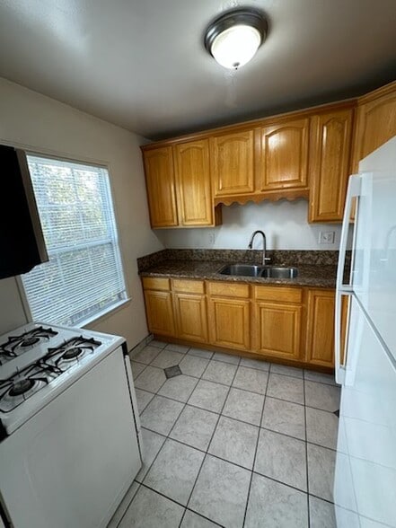 Building Photo - 410 S Sierra Madre Blvd