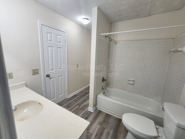 Building Photo - 2101 Wexford Dr