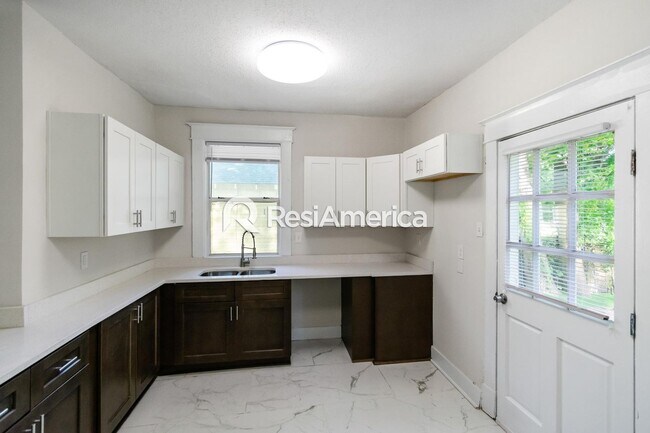 Building Photo - Newly Renovated 4/2 in Midtown!
