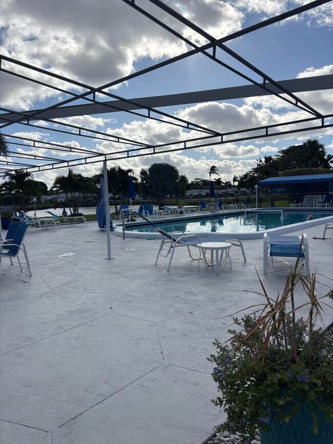 Building Photo - 707 High Point Blvd N