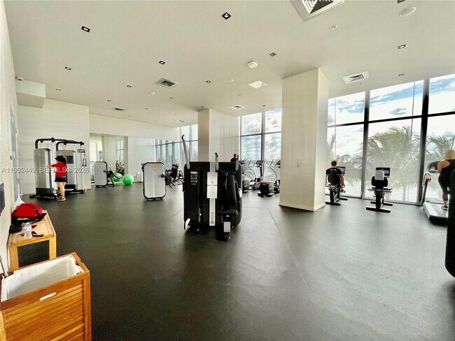 Building Photo - 2900 NE 7th Ave