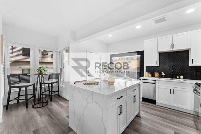 Building Photo - 832 Desty St