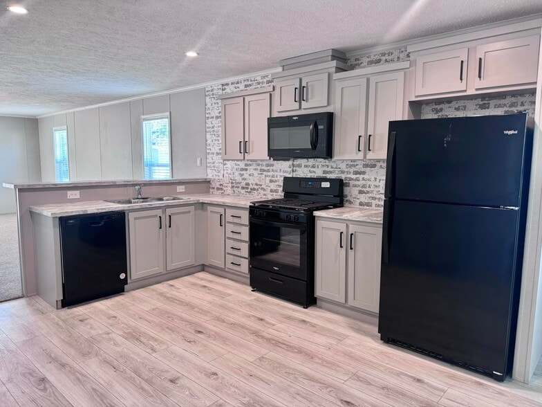 Primary Photo - 17060 Canterbury Cir