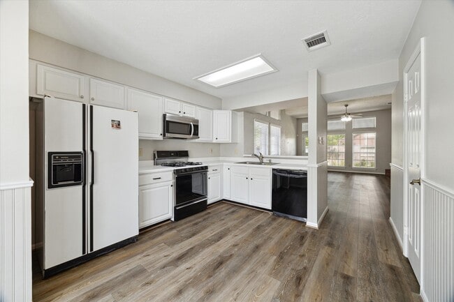 Building Photo - 15303 Laurel Knoll Cir