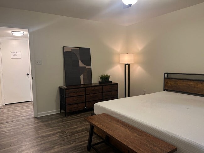 Building Photo - North Raleigh Move-In Ready Condo, On Grou...