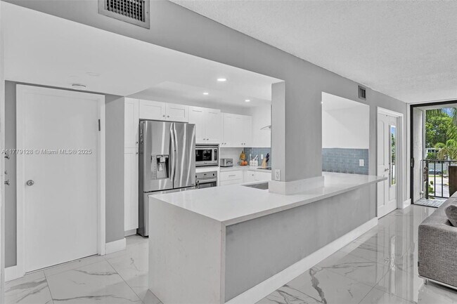 Building Photo - 1000 Parkview Dr