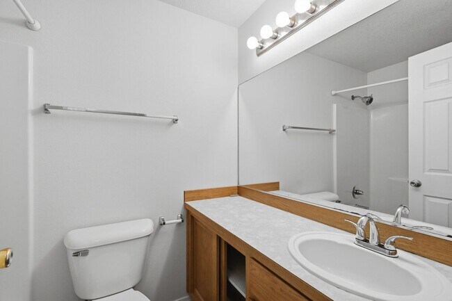 Building Photo - 313 S Nectarine St