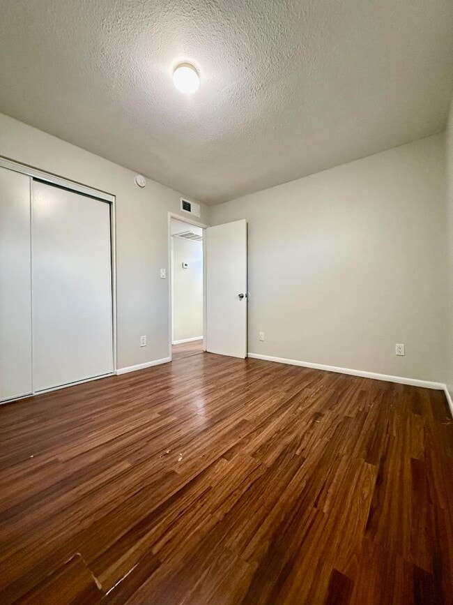 Building Photo - 825 E 5th St