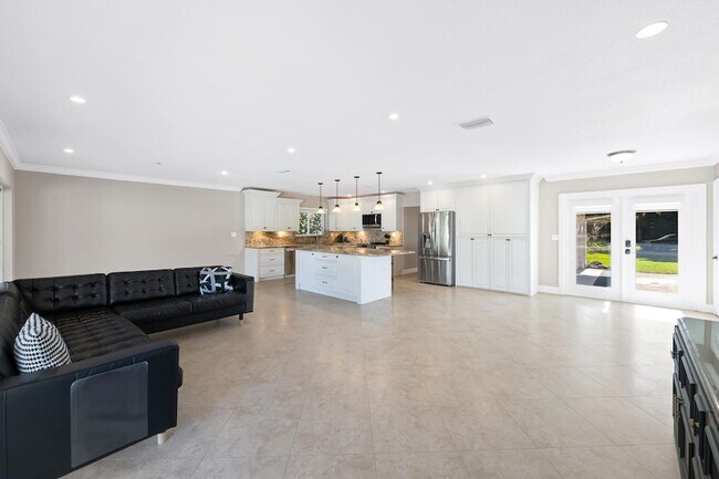 Building Photo - 1120 Renmar Dr