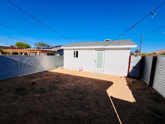 Building Photo - Adorable Studio Cabin near Joshua Tree Town Center