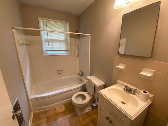 Building Photo - Cute 1 Bedroom in East Nashville!