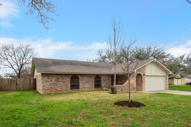Building Photo - 2503 Versailles Dr