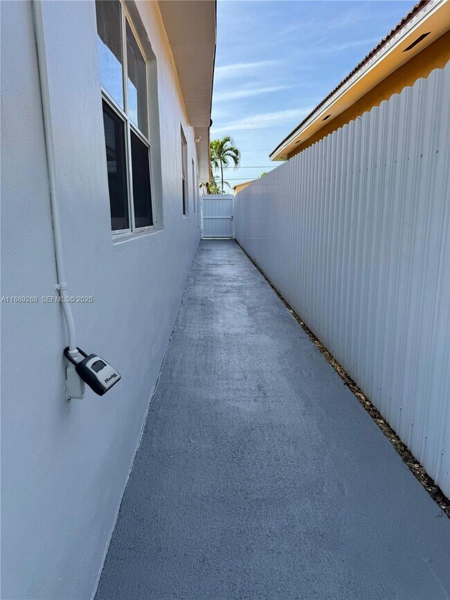 Building Photo - 2943 SW 36th Ave