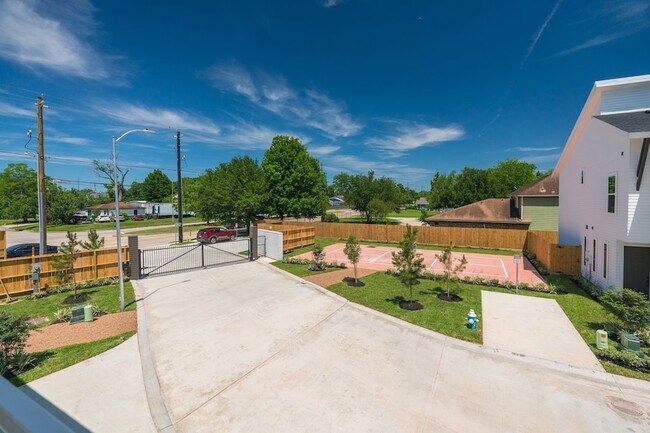 Building Photo - 7605 Victory Dr