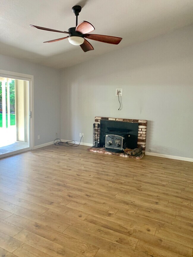 Building Photo - Single Level 4 Bedroom with a Lovely Backyard!! Co signers are accepted ~ Near SSU