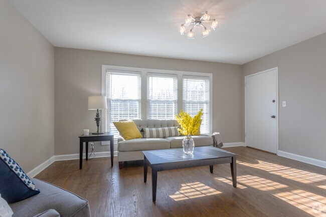2BR, 1BA - 880 SF - Living Room - Avenue Willow