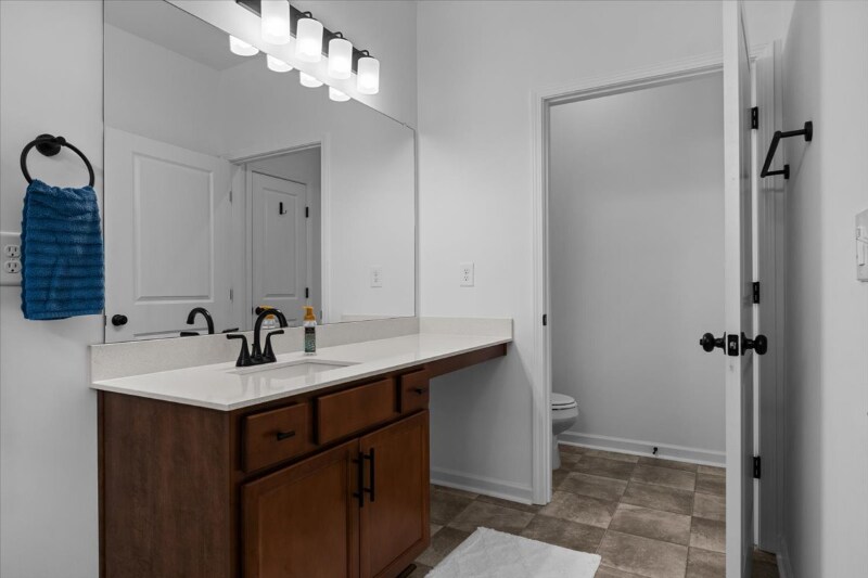 Building Photo - 1010 Village Ct