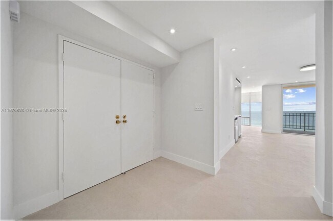Building Photo - 881 Ocean Dr