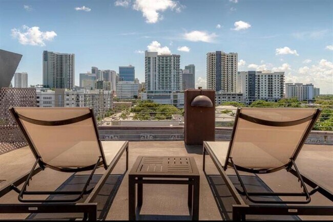 Building Photo - 533 NE 3rd Ave