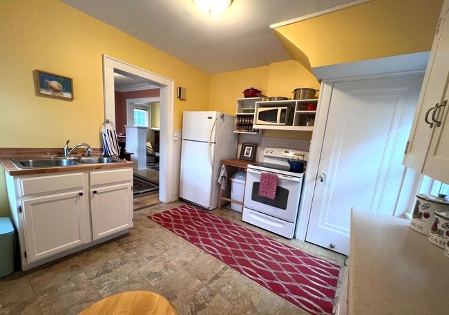 Building Photo - 505 N 16th Ave E