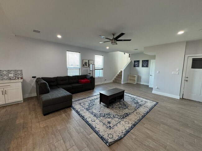 Building Photo - Charming 4BR House in Del Valle