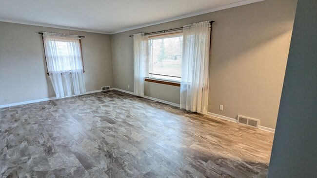 Building Photo - 614 E Sunset Dr