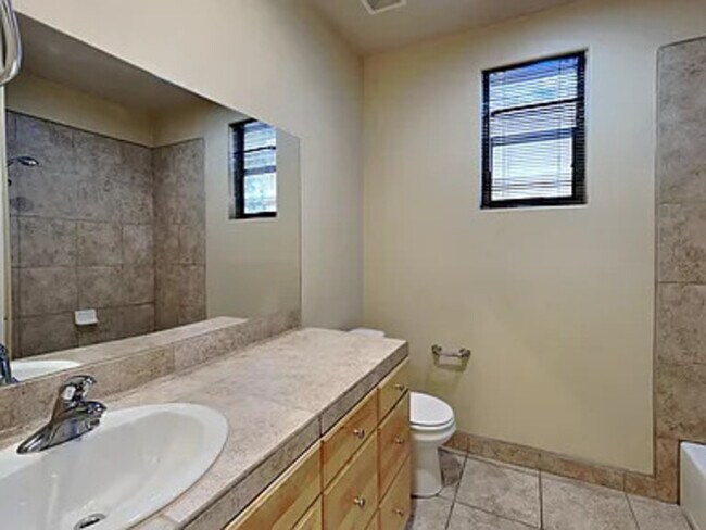 Building Photo - 3002 E Jeanette Ct