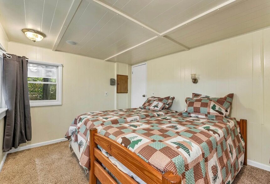 Building Photo - 5 Canoe Ln