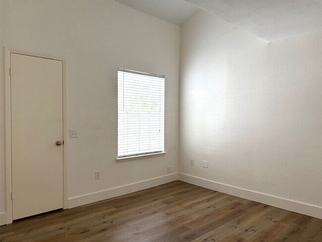 Building Photo - 9809 Richmond Ave