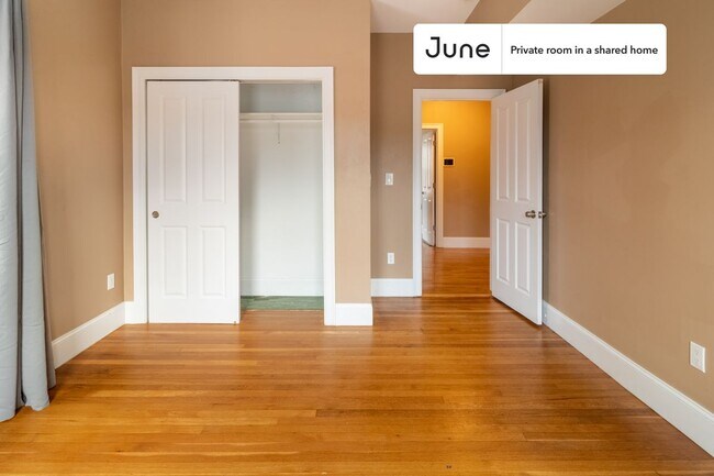 Building Photo - Private bedroom in 4 bed/2 bath Home