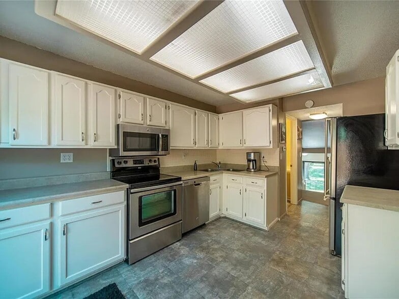 Building Photo - 129 Carmel Woods Dr