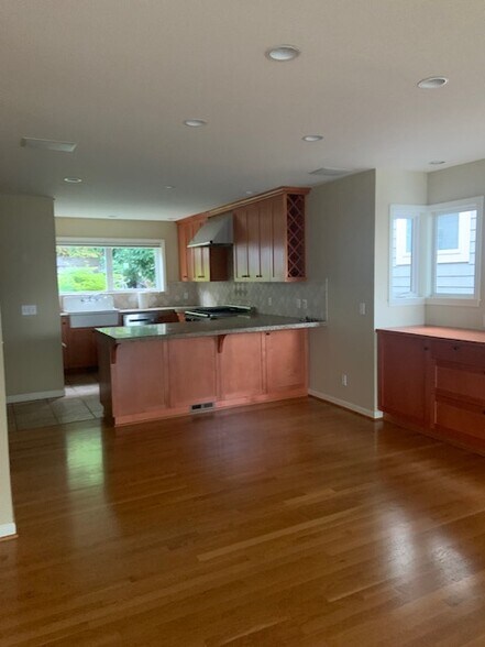 Kitchen - 7117 Beach Dr SW