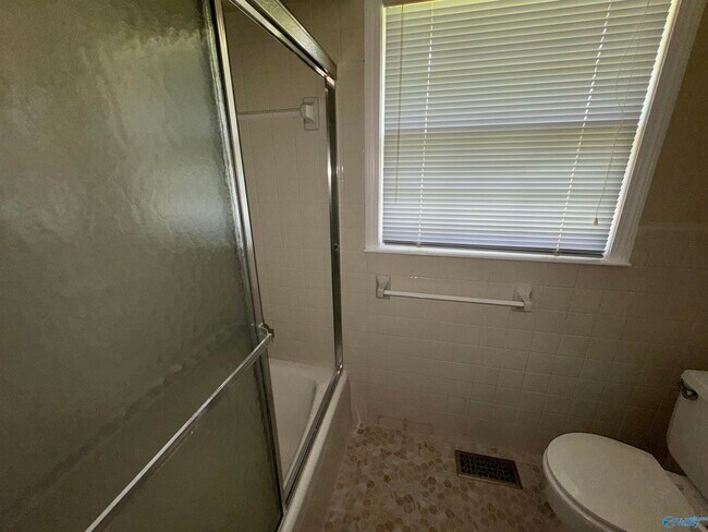Building Photo - 816 Mira Vista Dr SE