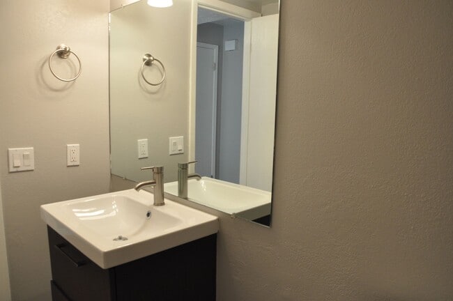 Building Photo - Beautiful 2 bedroom on the east side!