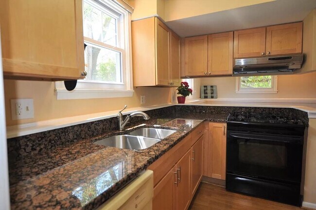 Building Photo - 906 Sylvan Ave