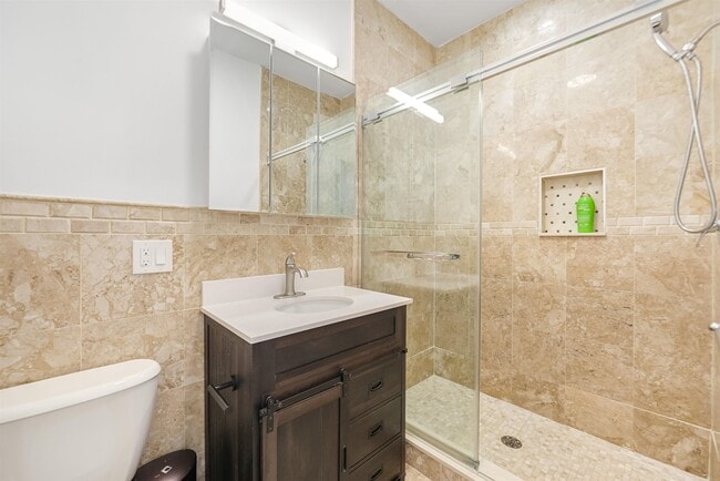 Building Photo - 62 Hutton St