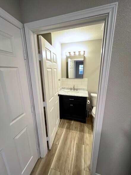 Building Photo - 3801 Meadowbrook Dr