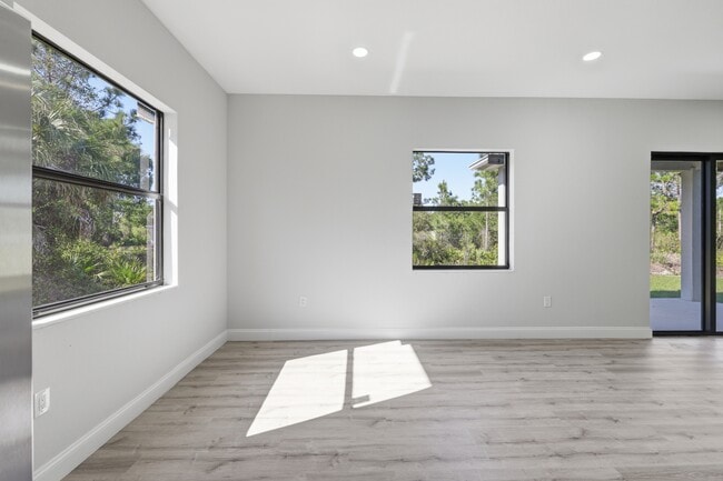 Building Photo - 825 Carbon St E