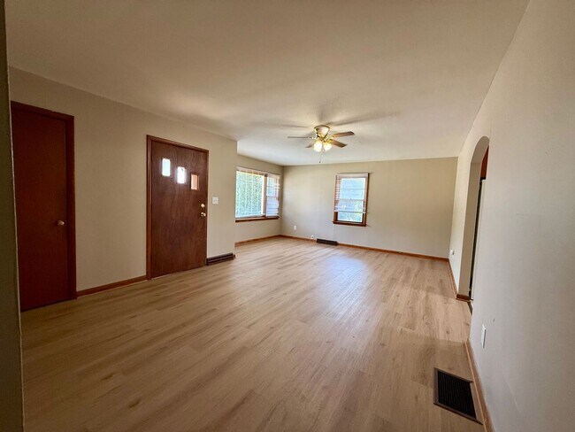 Building Photo - 208 S Oak St