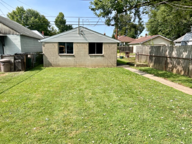 Building Photo - 1813 E Elm St