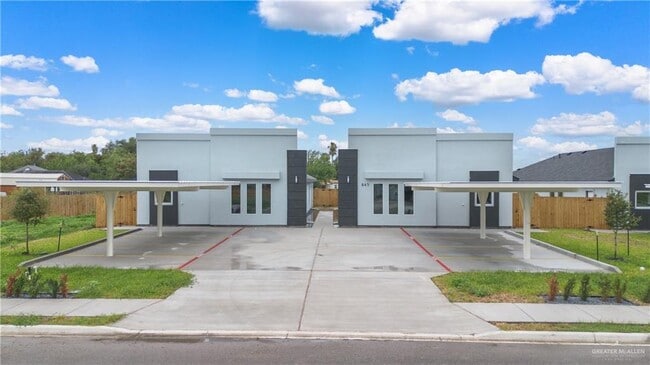 Primary Photo - 845 Deluxe St