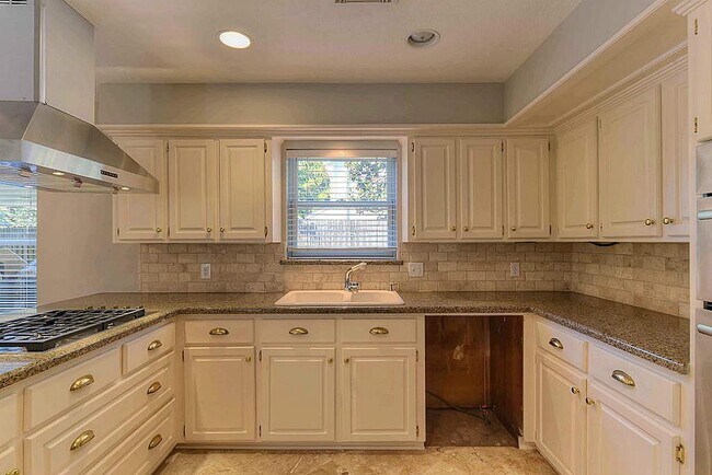 Building Photo - 14627 Carolcrest Dr