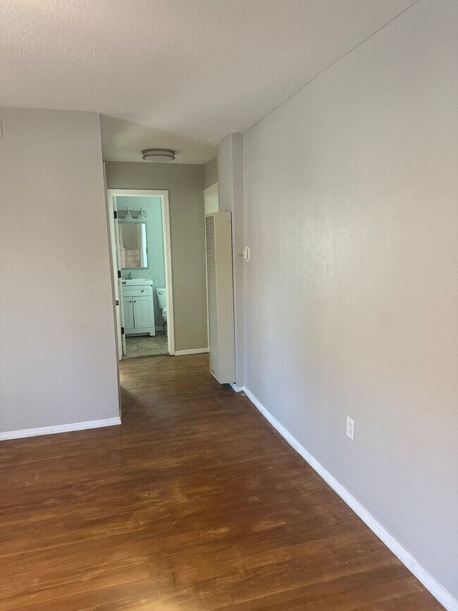 Building Photo - 3 bedroom 1 bath house