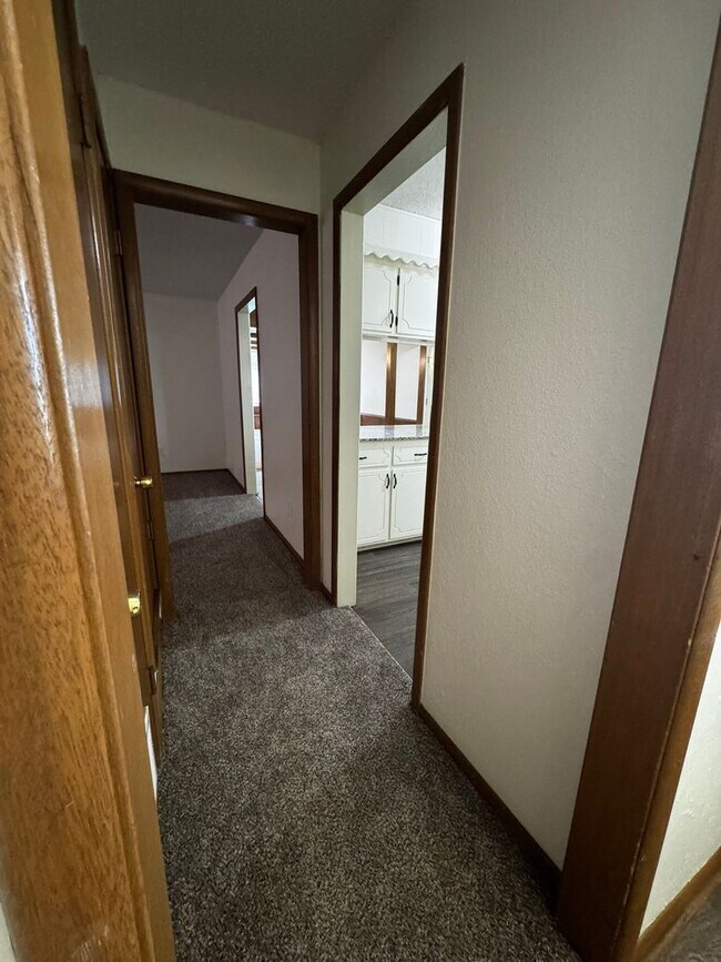 Building Photo - (3) Bed/(2) Bath with (2) Living Areas in MWC Avail NOW!