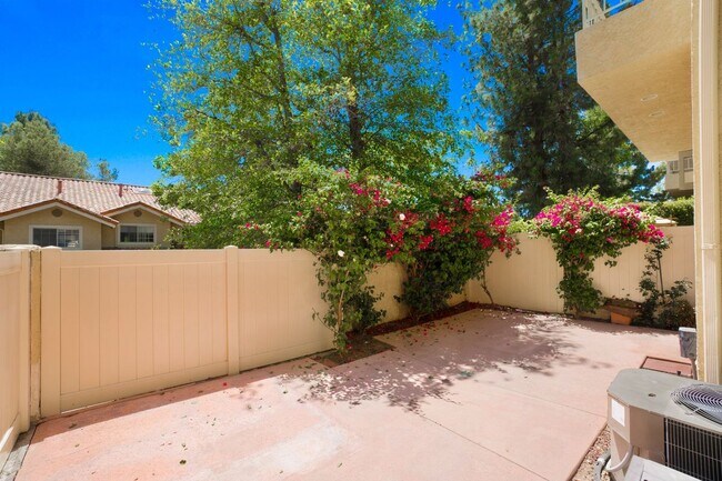 Building Photo - 3055 E Hillcrest Dr